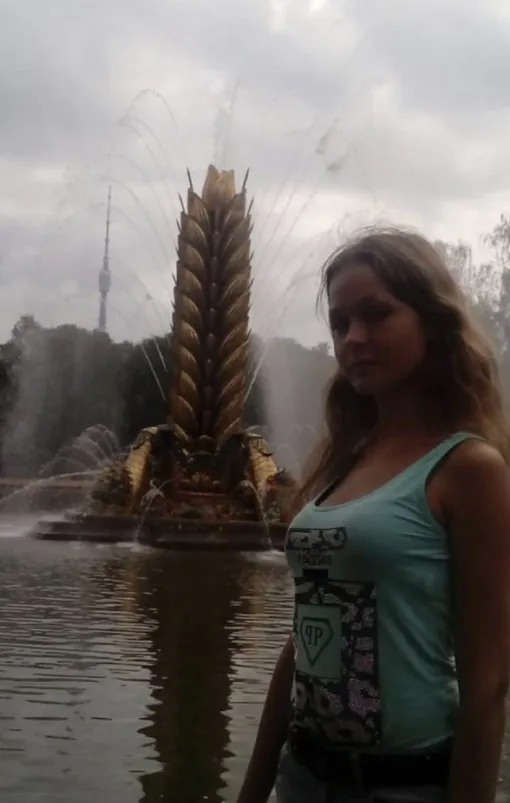 фонтан и девушка