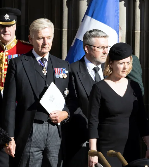 Софи Деншем и Клайв Олдертон (слева) на похоронах королевы Елизаветы II