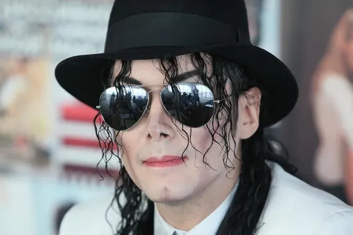 Семья Майкла Джексона требует компенсации в сто миллионов долларов за фильм, обвиняющий певца в педофилии