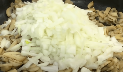 Грибы, нарезанные тонкой соломкой, выложите на сухую сковороду и, помешивая, ждите, когда испарится вода. Затем налейте к грибам растительное масло и добавьте порезанный кубиками лук, обжарьте все вместе до золотистого цвета. Грибы, нарезанные тонкой соломкой, выложите на сухую сковороду и, помешивая, ждите, когда испарится вода. Затем налейте к грибам растительное масло и добавьте порезанный кубиками лук, обжарьте все вместе до золотистого цвета.