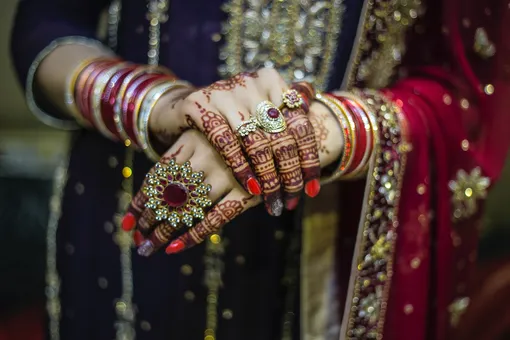 «Будет свадьба и медовый месяц»: впервые в Индии девушка выходит замуж за себя