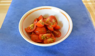 Нарежьте томаты черри на четвертинки.
