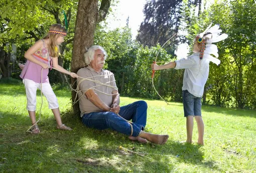 дедушка и внуки, игры в индейцев