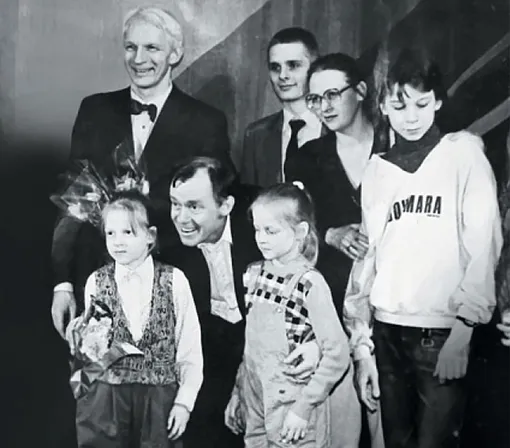 Владимир с женой, детьми, братом и племянником (на заднем плане)
