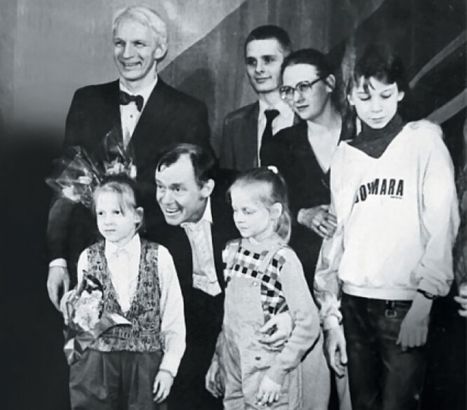 Владимир с женой, детьми, братом и племянником (на заднем плане)