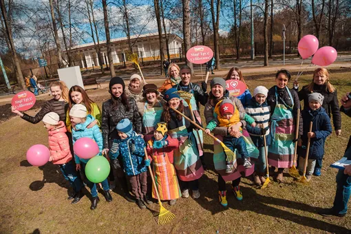 Тутта Ларсен приняла участие в субботнике «Нового очага» в парке «Сокольники»