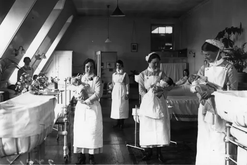 Медсестры держат детей в родильном отделении больницы Святого Варфоломея в Лондоне.