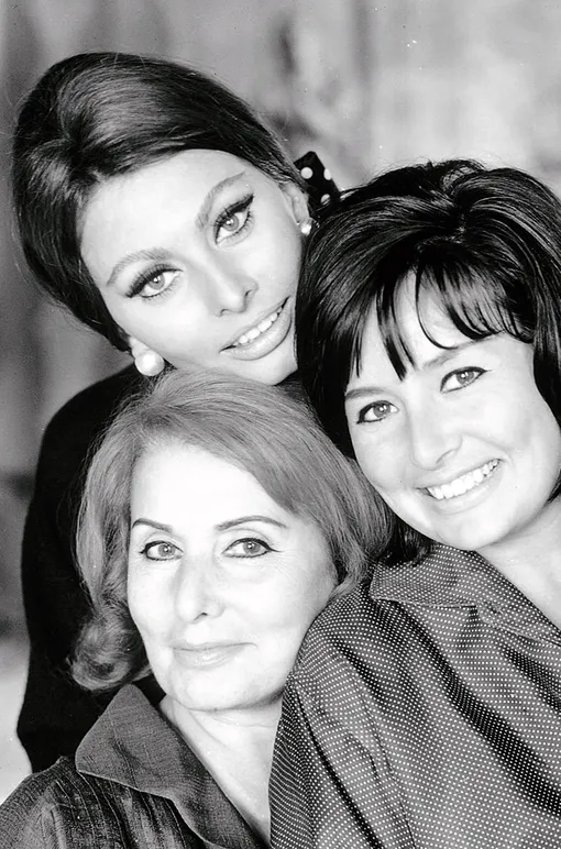 Софи Лорен с матерью и сестрой, 1968