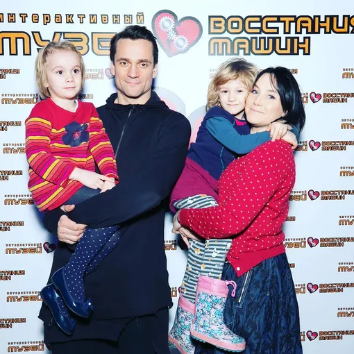Дмитрий Миллер с женой и дочерьми