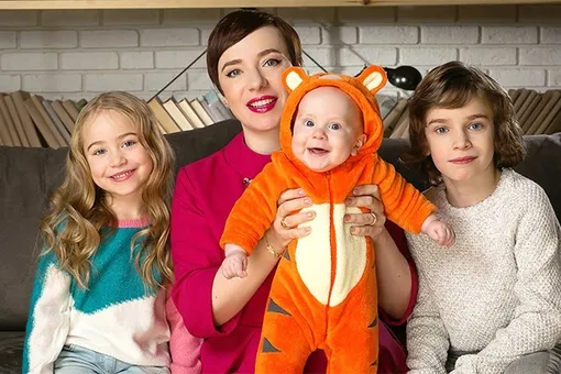Тутта Ларсен с детьми – Лукой, Марфой и Иваном