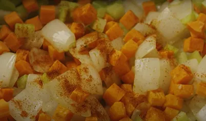 Для приготовления супа из чечевицы измельчите лук, помидоры и чеснок, а морковь и сельдерей порежьте кубиками. Далее нагрейте масло в большой кастрюле и добавьте туда лук, морковь и сельдерей. Обжаривайте 3-5 минут, чтобы лук стал мягким. Теперь добавляйте измельченный чеснок, лавровый лист, орегано и базилик и также обжаривайте 2 минуты.