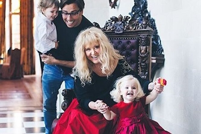 Алла Пугачева показала трогательные семейные фото с мужем и детьми