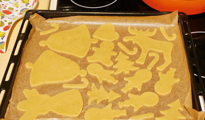 Раскатать тесто в пласт толщиной 0,5 см (не толще) и вырезать пряники.