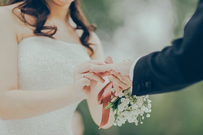«Странная шутка»: жених прервал свадьбу, чтобы спросить друзей, отвечать ли «да»