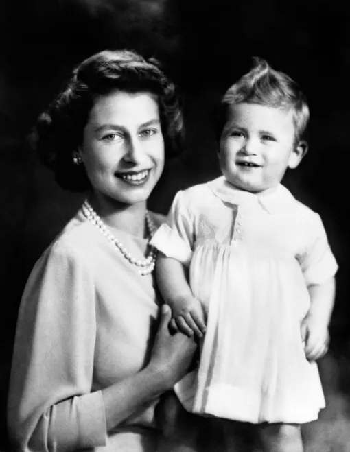 Принц Чарльз незадолго до своего первого дня рождения с принцессой Елизаветой 12 ноября 1949 года