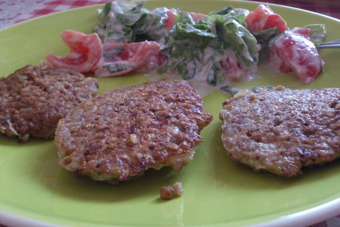 Гречневые котлетки и легкий куриный салат Гречневые котлетки и легкий куриный салат