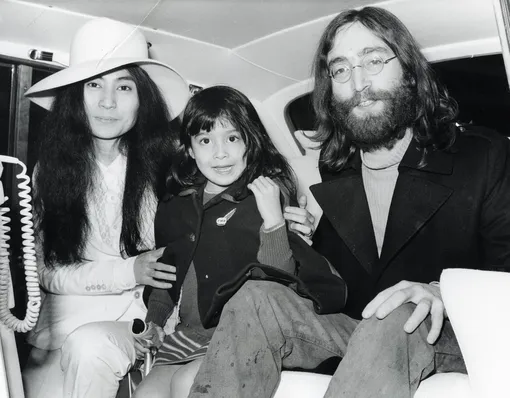 Йоко Оно и Джон Леннон с сыном Шоном