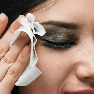 Вы удивитесь, узнав, почему салфетки для снятия макияжа вредны для вашего лица