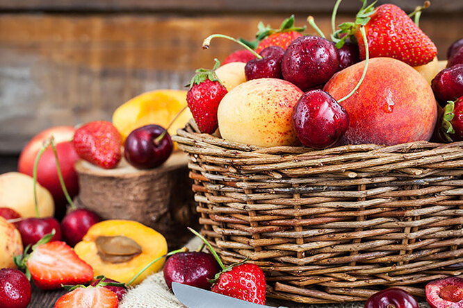 Как правильно хранить сезонные фрукты и ягоды летом