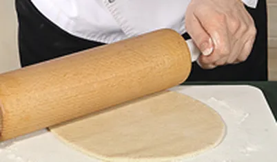 Дрожжевое (или слоеное) тесто раскатайте тонким слоем в виде круга диаметром 25–30 см.
