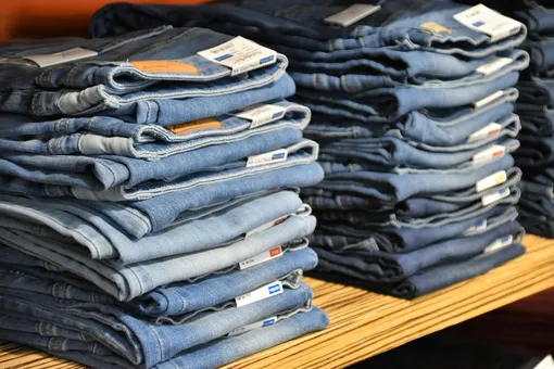 В магазинах можно найти джинсы с высокой талией от разных брендов