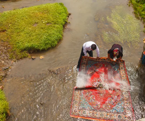 Жители сельских районов Турции моют ковры на реках