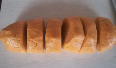 Разделить тесто на 6 кусочков, после выпекания получится 8 коржей – на два небольших тортика в диаметре 16 см. Из последнего кусочка теста вырезаем 4 небольших кругляшка - это будут ушки обезьянки.