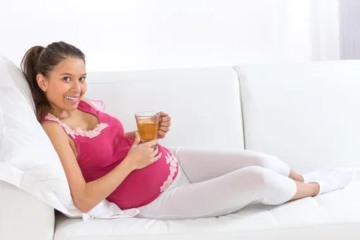 Беременная женщина с кружкой чая