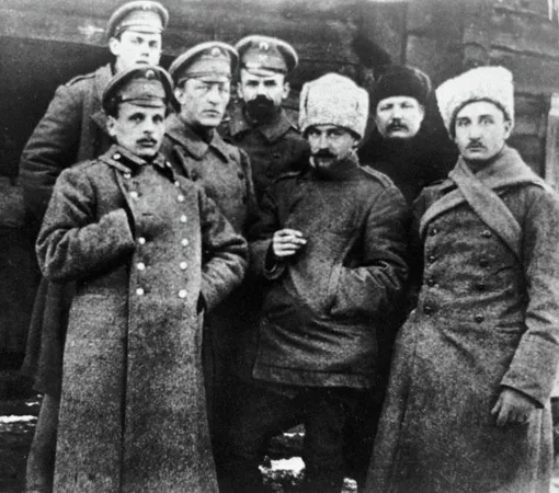 Александр Блок (3 слева) среди солдат и офицеров инженерной бригады.