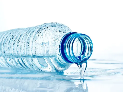 Вода льется из бутылки, вода помогает при месячных