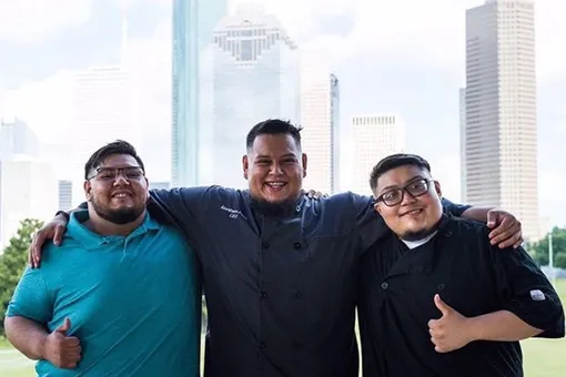 После смерти мамы три брата похудели на 45 килограммов каждый и открыли свой бизнес