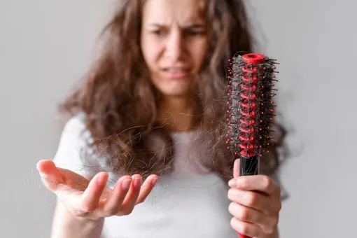 Отказ от мытья головы может привести к выпадению волос из-за себорейного дерматита