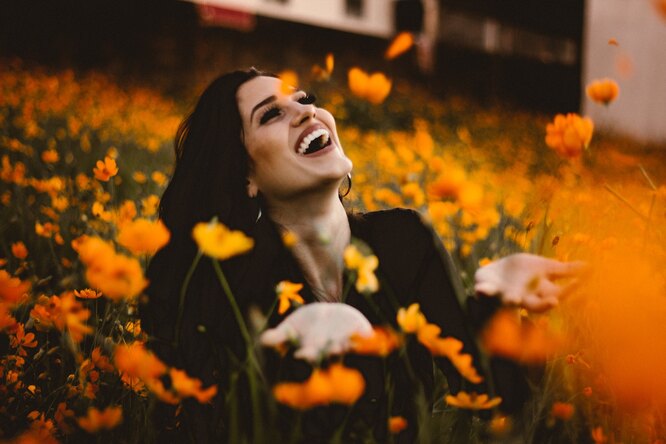 Девушка смеется в желтых цветах, счастье в мелочах, по словам тибетского доктора Пунцог Вангмо