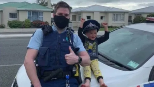 маленький мальчик и полицейский