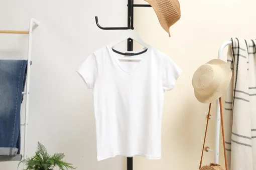 Где купить модные белые женские футболки: 10 российских брендов