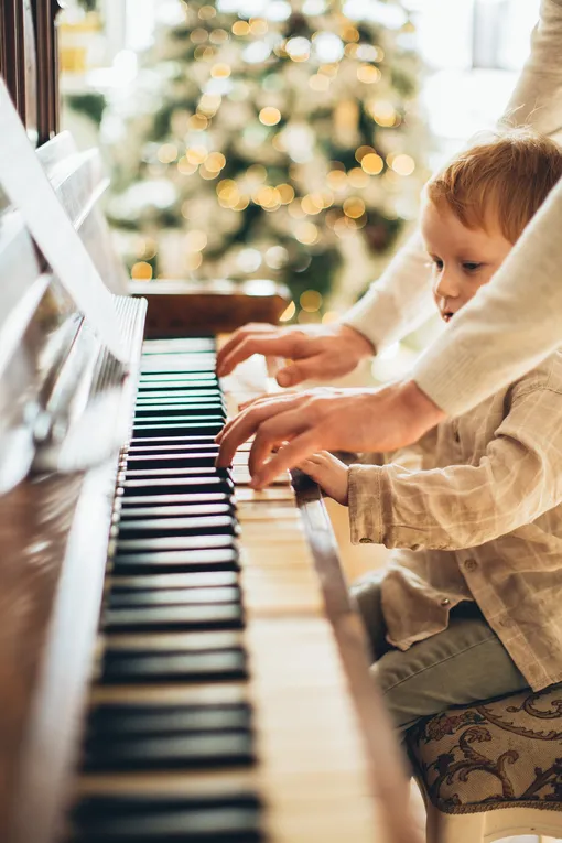 Мальчик играет на фортепиано
