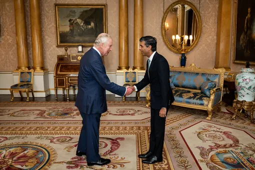Карл III приветствует новому премьер-министра Великобритании Риши Сунака