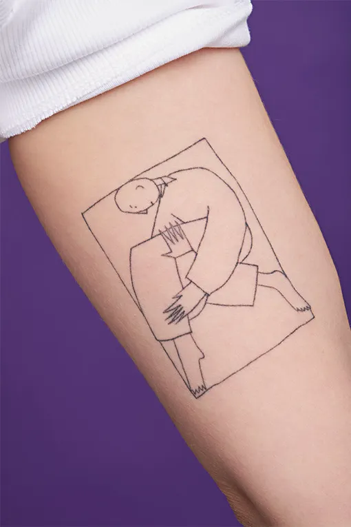 Татуировка, где человек обнимает себя, – про то, что себя надо любить и беречь