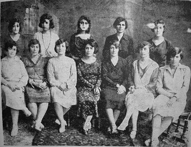Члены Ассоциации патриотических женщин Ирана в 30-е годы. Крайняя слева сидит Фахре-Афаг Парса Члены Ассоциации патриотических женщин Ирана в 30-е годы. Крайняя слева сидит Фахре-Афаг Парса
