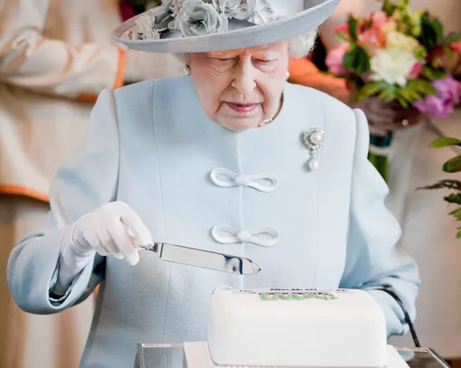 королева елизавета 2 режет торт