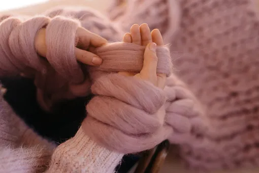 Вязание на пальцах: 5 полезных вещей, которые можно связать без спиц и крючка