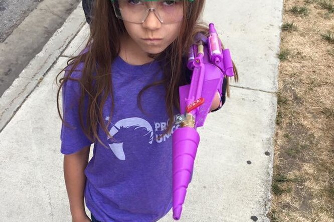 Не протез, а оружие супергероя! Девочка сделала искусственную руку, стреляющую блестками