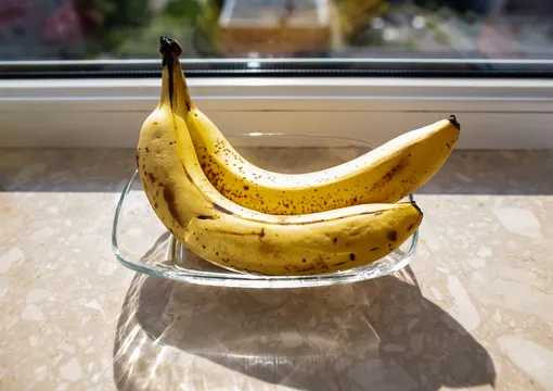 бананы на подоконнике