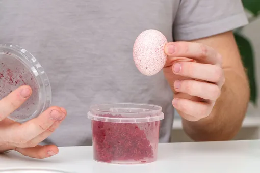 как покрасить яйца с помощью риса