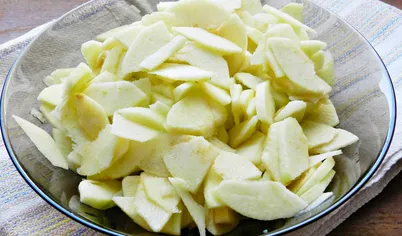 Яблоки очистить от кожуры и семечек, нарезать тонкими пластинками и сбрызнуть лимонным соком.
