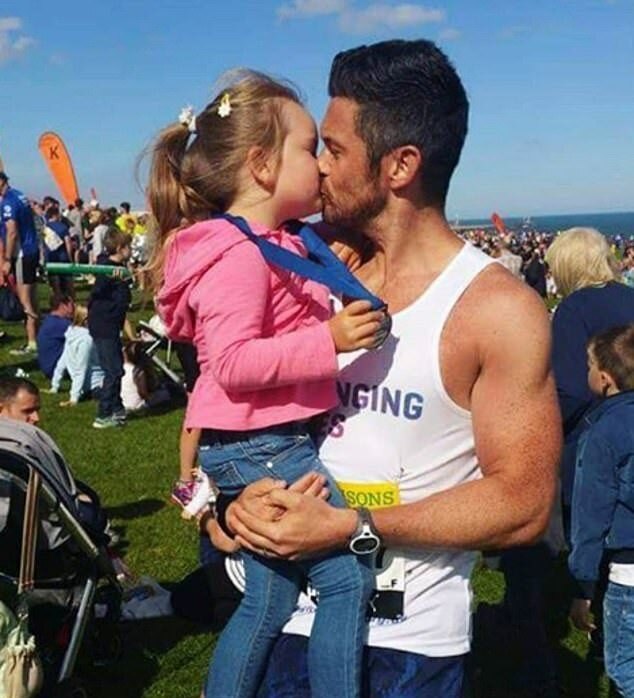 папа целует дочку