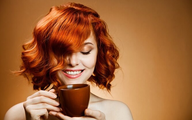 Девушка пьёт кофе, как сжечь 1000 калорий дома