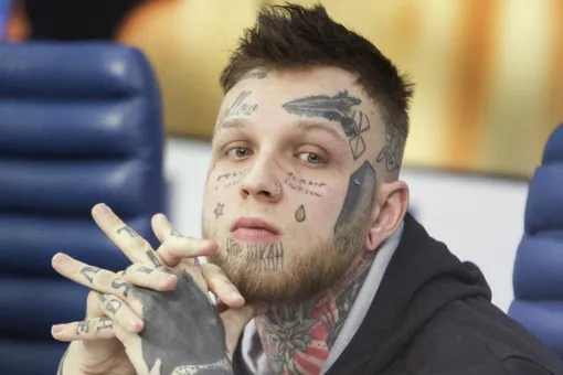 Сын Елены Яковлевой начал удалять татуировки на лице