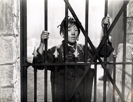 Кадр из фильма «Жаворонок в грязи» (1950) с Ирен Данн в роли королевы Виктории и Эндрю Рэем в роли Мальчишки Джонса. (20th Century Fox)