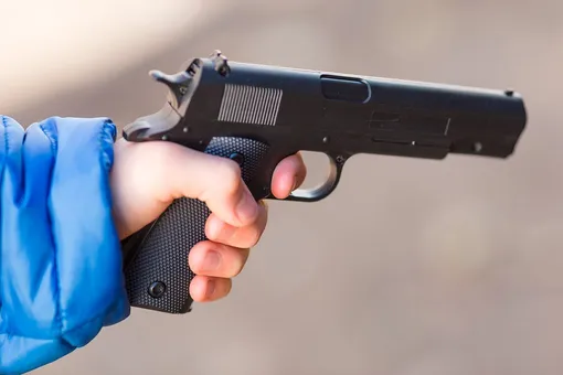6-летняя девочка выстрелила себе в голову из заряженного отцовского пистолета